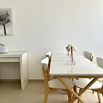Nutmeg - 50mtrs To - By Hd * קווארטיירה